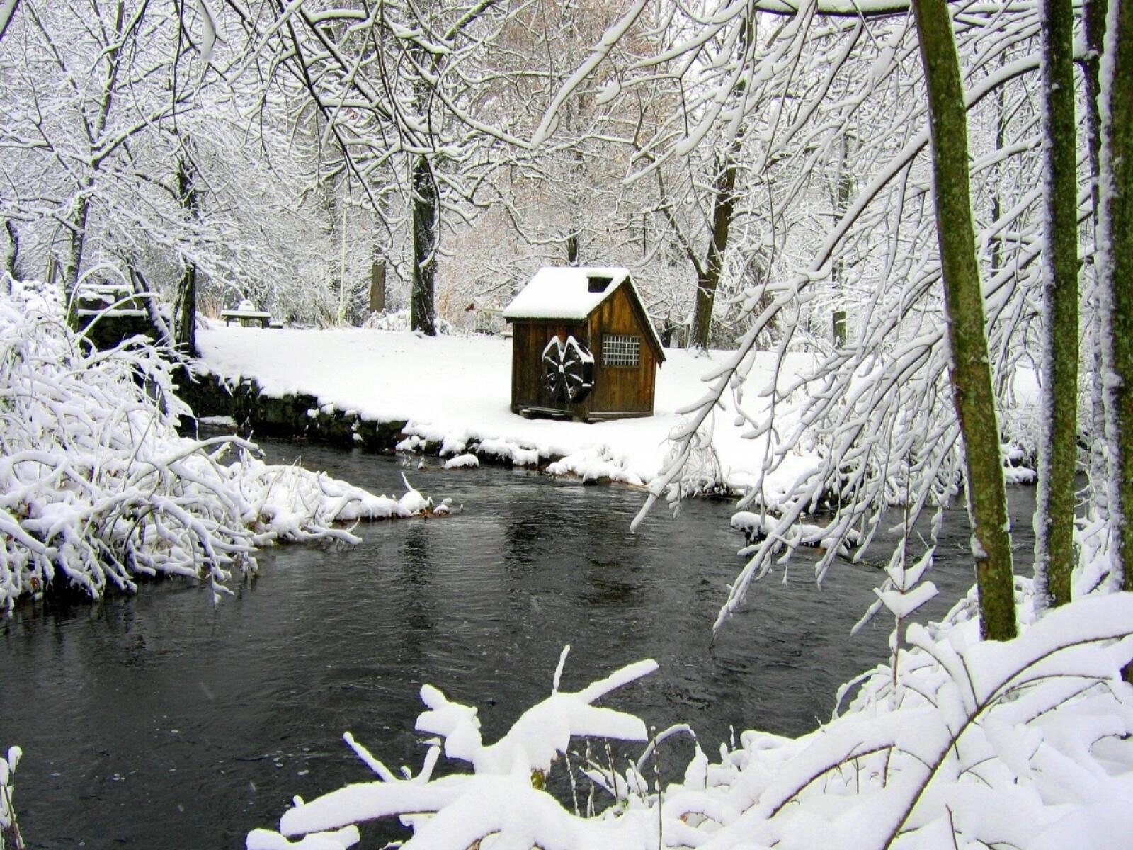 Бесплатное фото Снежные берега у ручья