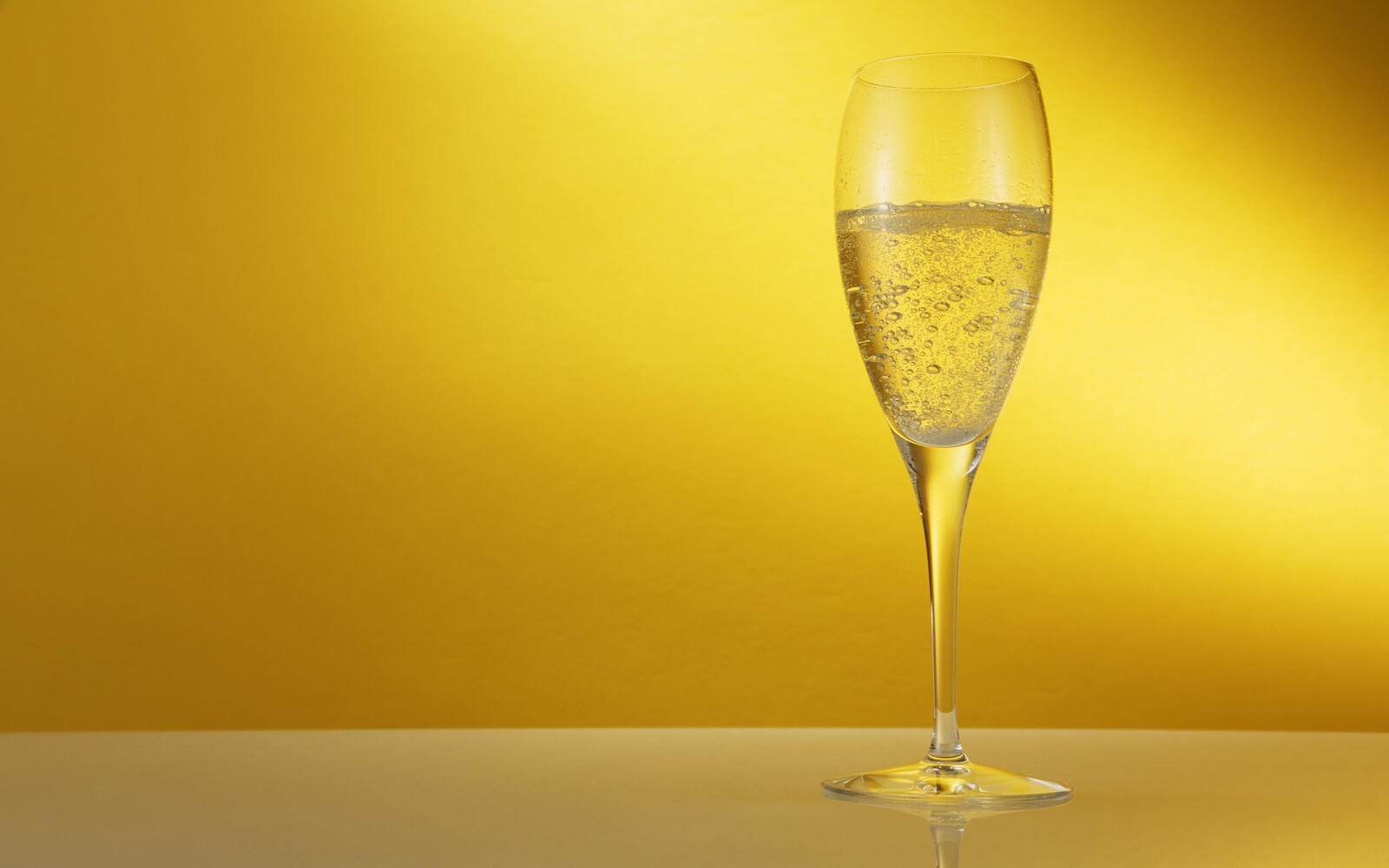 桌面上的壁纸香槟酒 玻璃 笛子