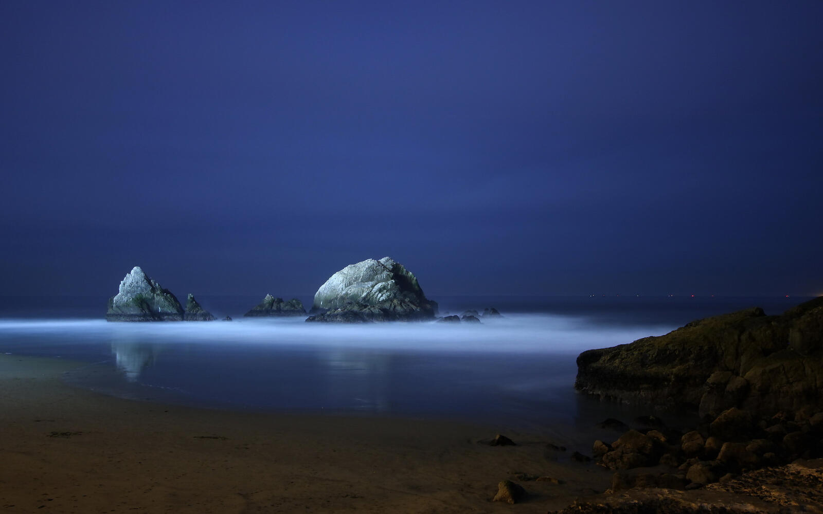 Бесплатное фото Большие скалы в воде подсвечивается лунным светом