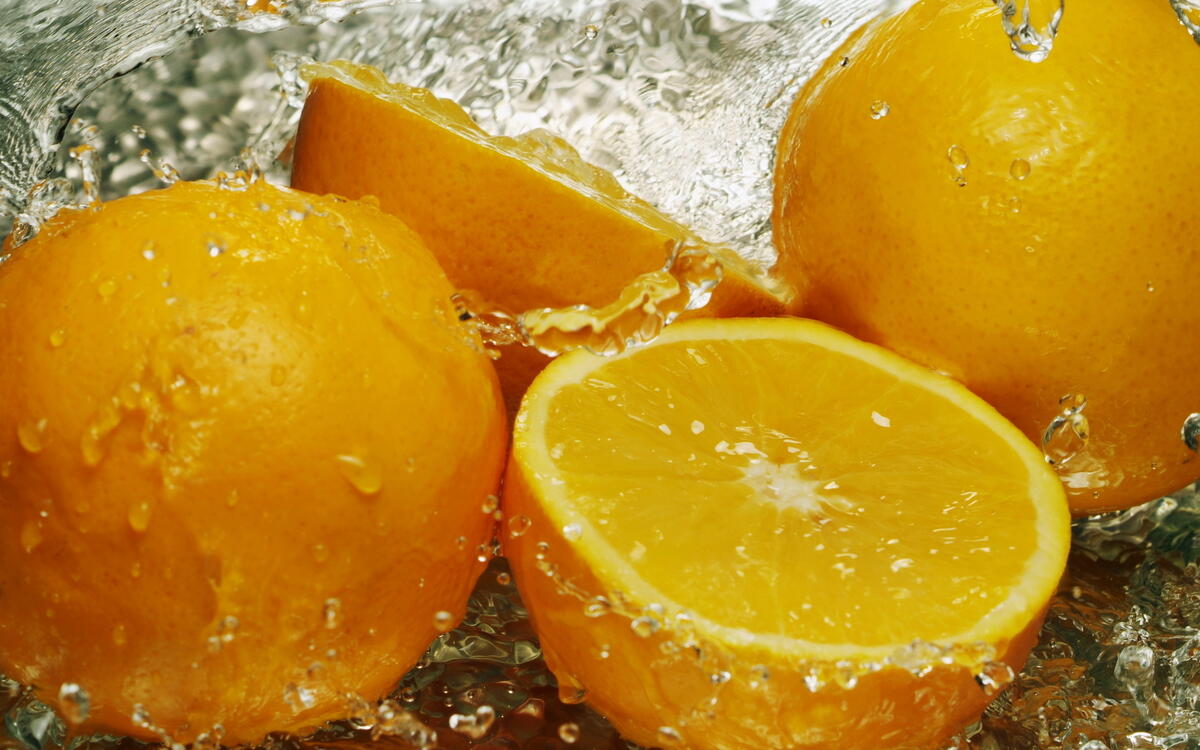 Апельсинки с брызгами воды
