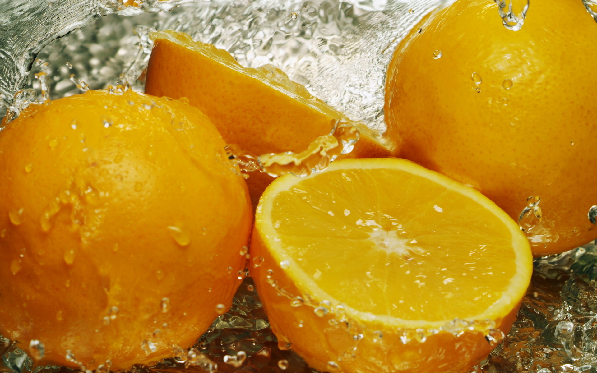Бесплатное фото Апельсинки с брызгами воды