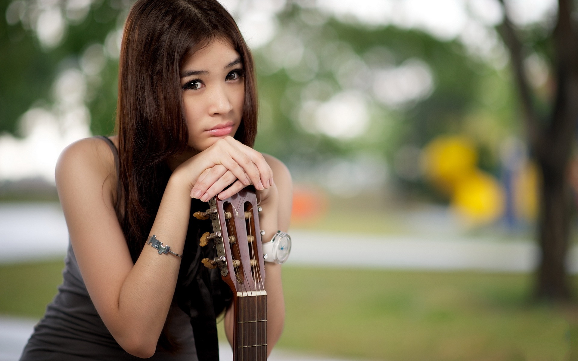 Wallpapers Chinese woman sadness guitar on the desktop
