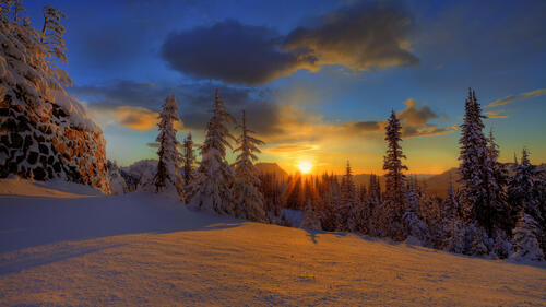 日落时分，大片雪堆覆盖的田野