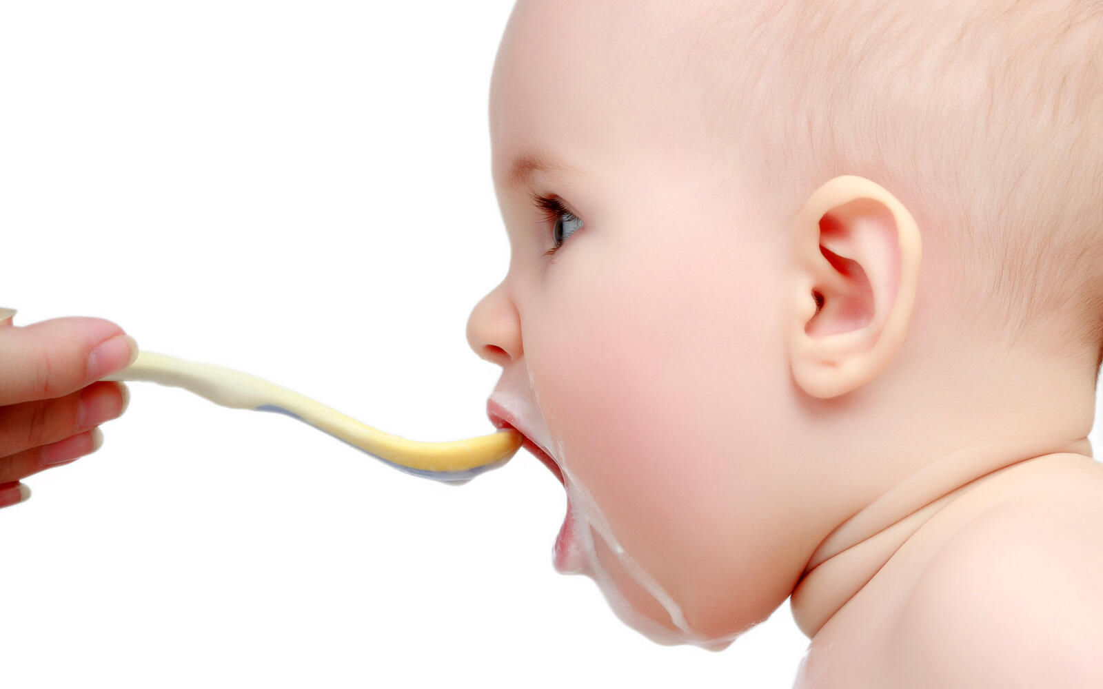 Wallpapers child baby eats on the desktop
