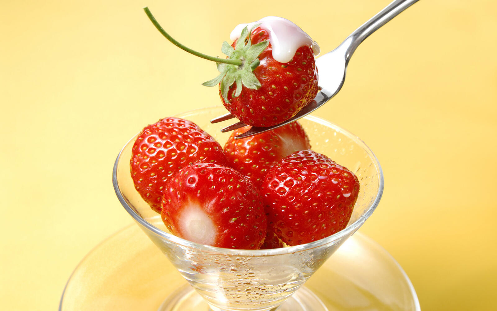 桌面上的壁纸草莓 莓果 奶油
