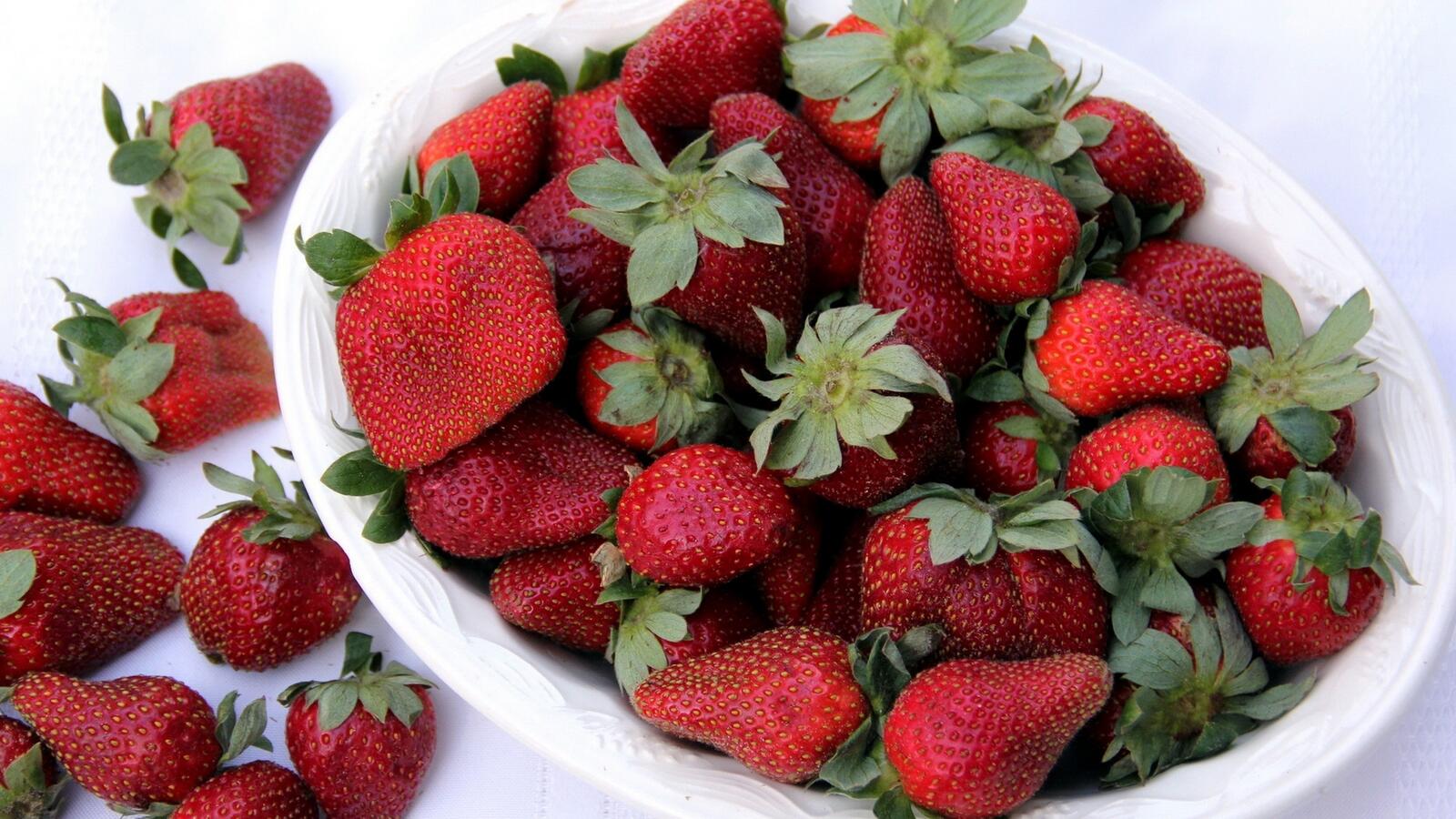 桌面上的壁纸草莓 甜点 电镀