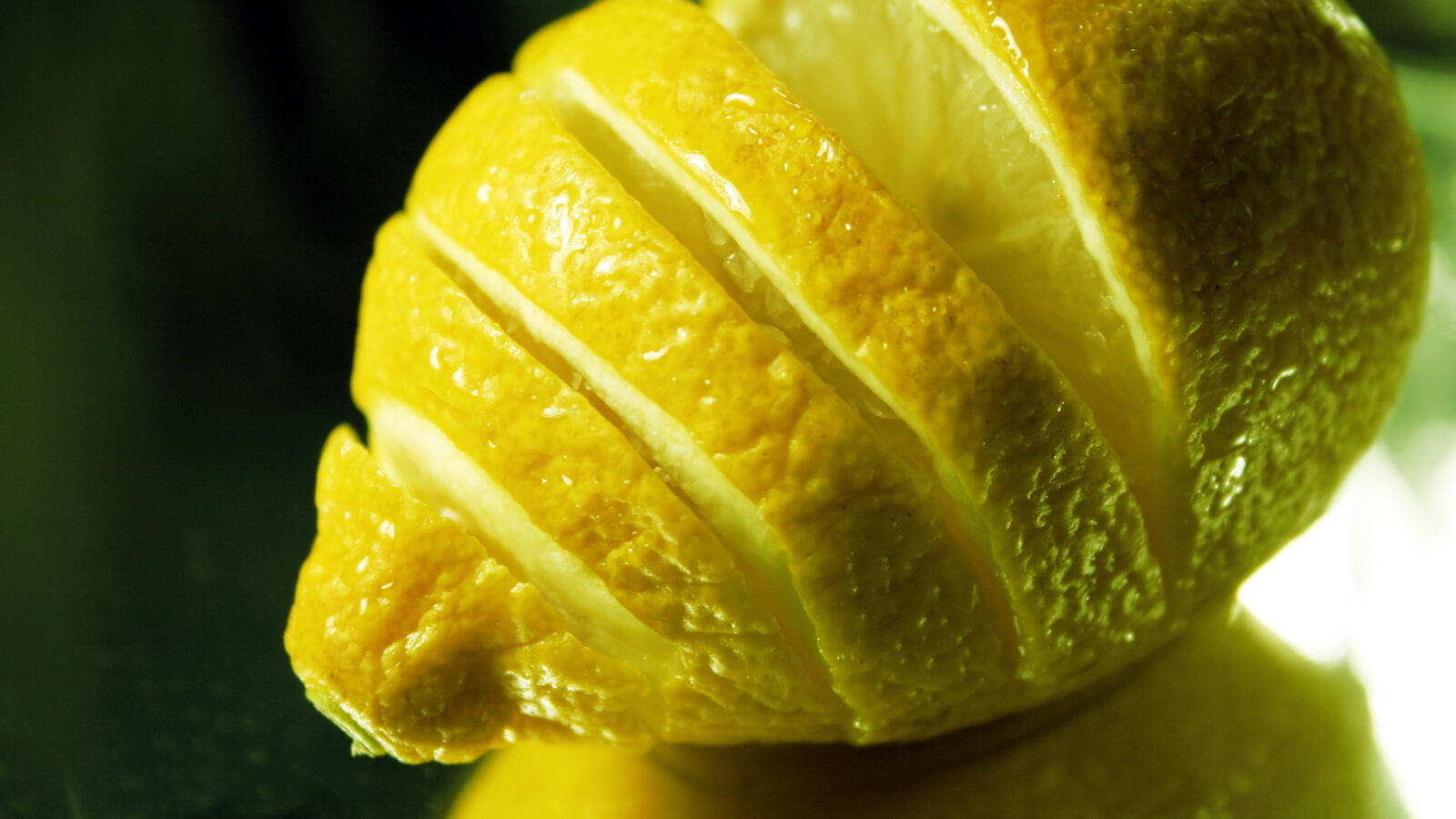 Обои лимон разрезанный дольки на рабочий стол