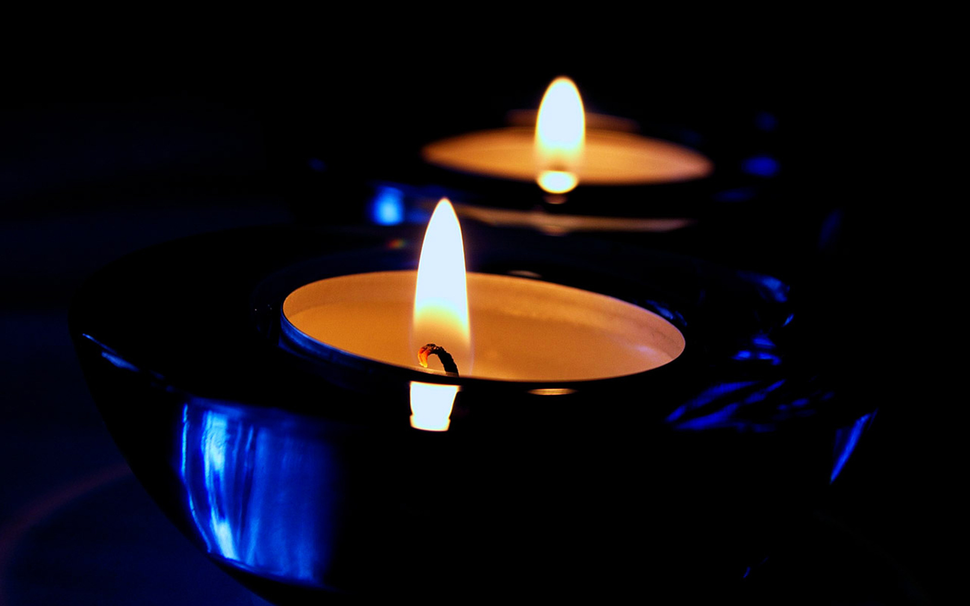 Тихо догорает свеча. Горящая свеча. Горящие свечи. Свеча в темноте. Романтические свечи.
