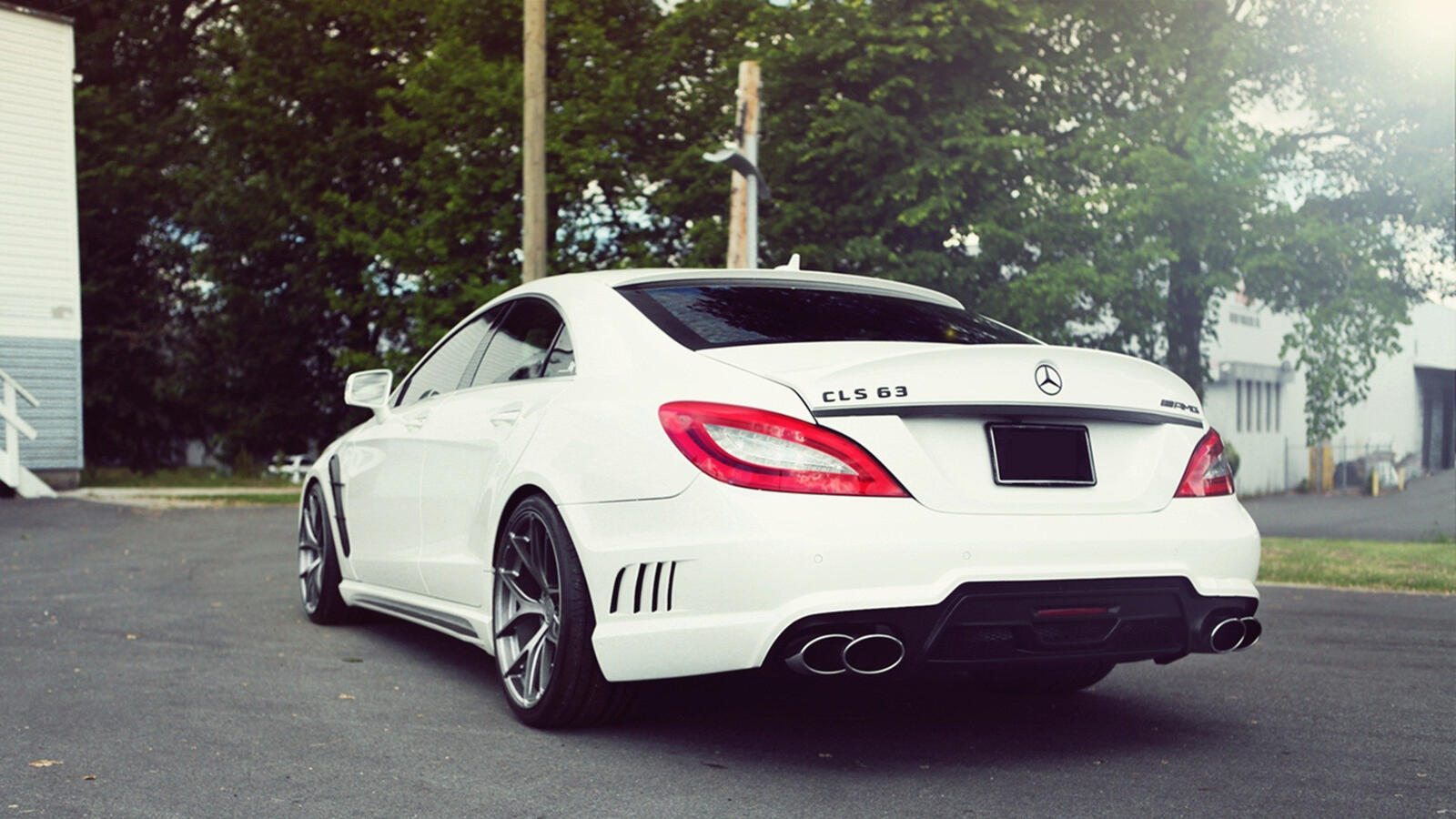 Wallpapers exhaust white Mercedes on the desktop