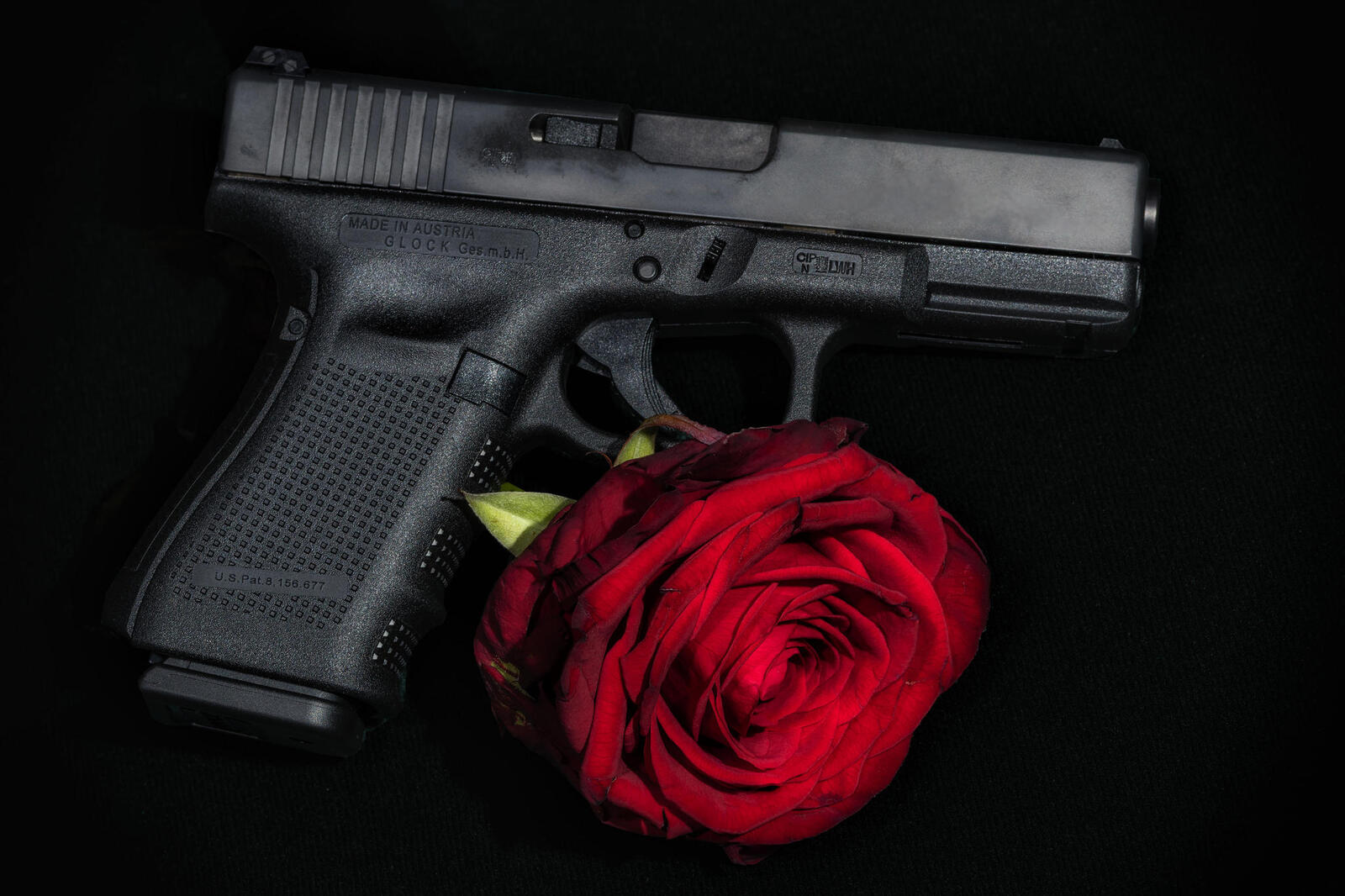 Обои Боевой пистолет Глок Glock роза на рабочий стол