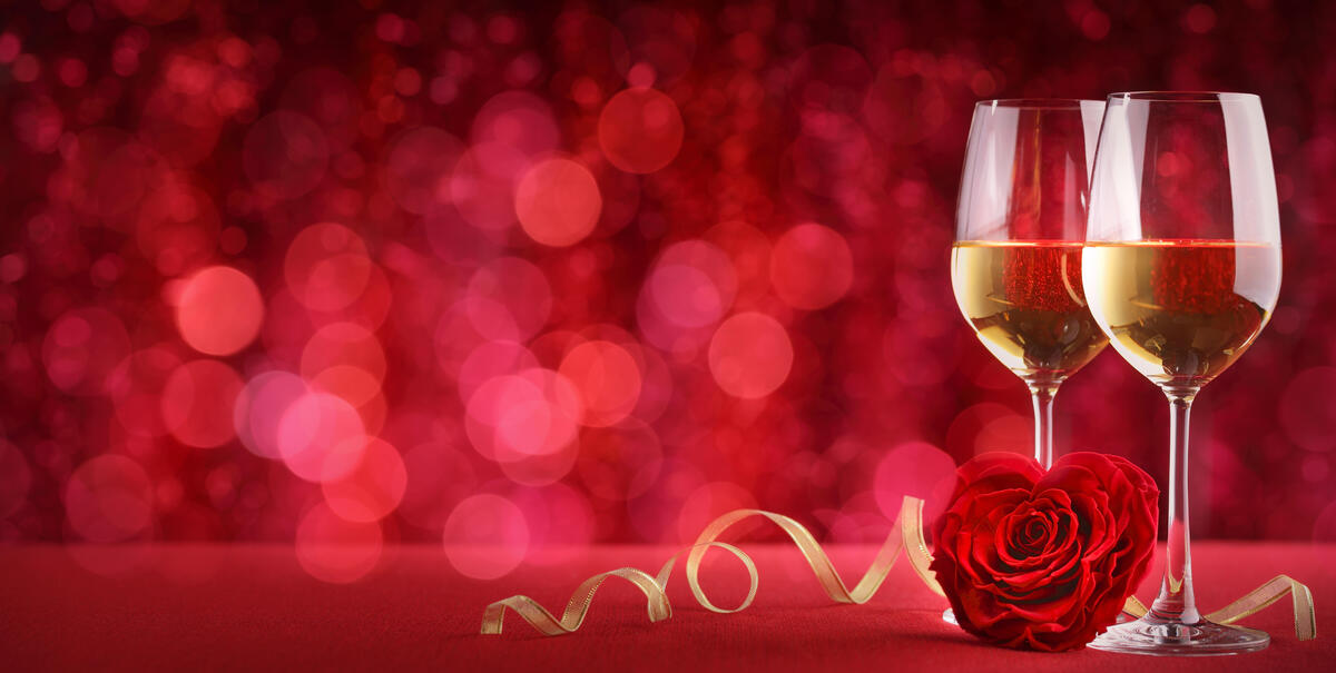 Два бокала с шампанским и красной розой