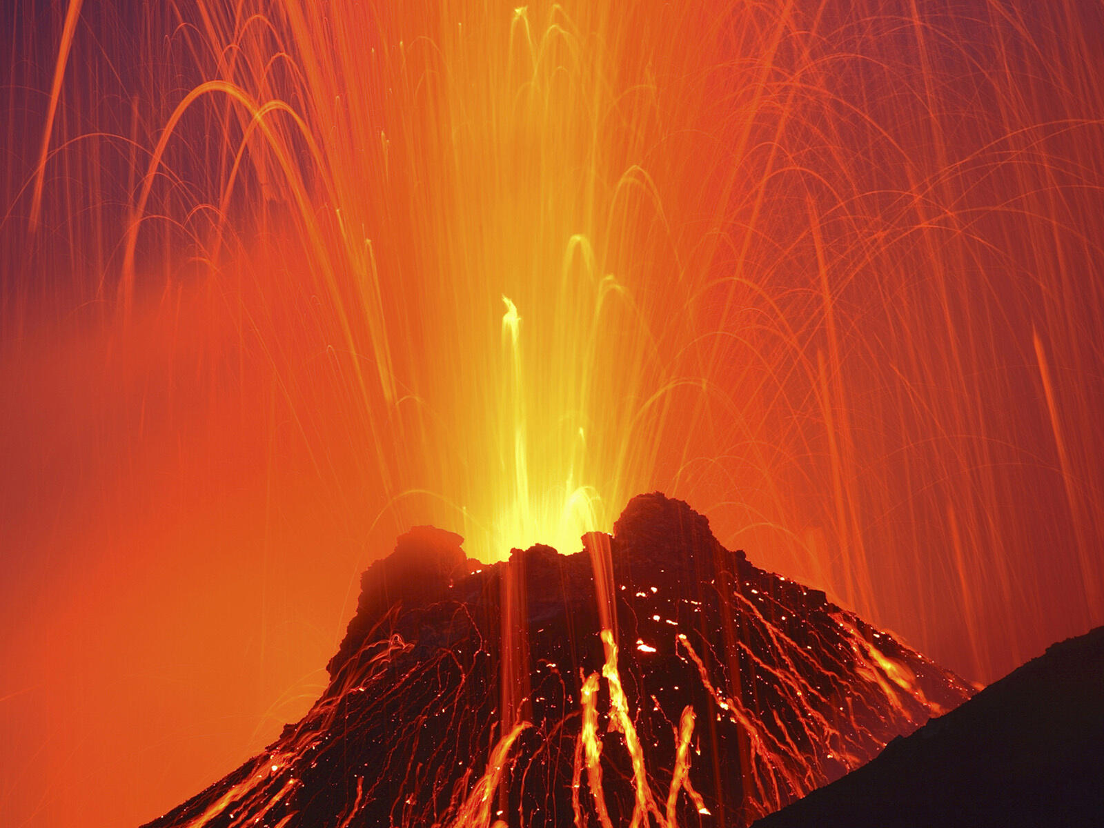 Обои вулкан виверження лава на рабочий стол