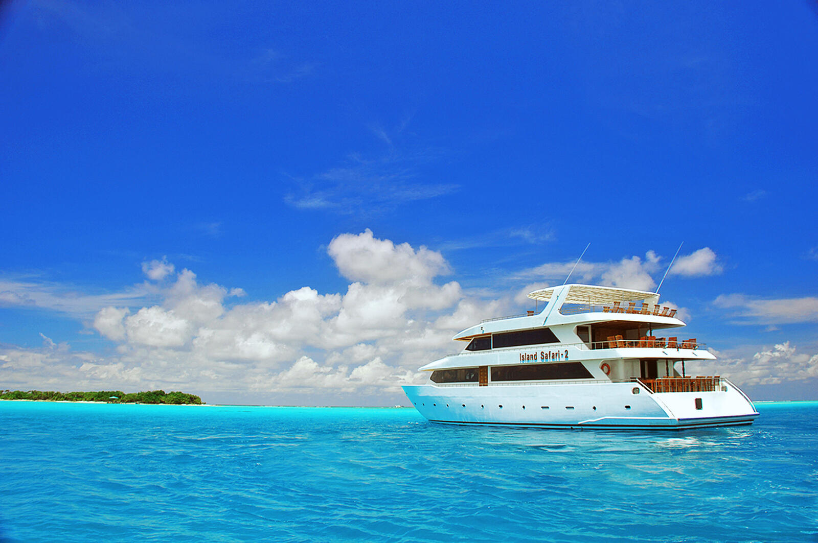 Wallpapers white yacht yacht landscapes on the desktop