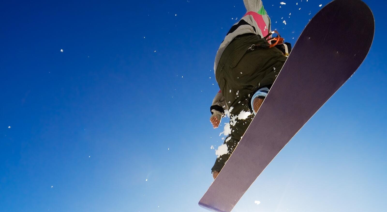 Обои сноуборд доска прыжок на рабочий стол
