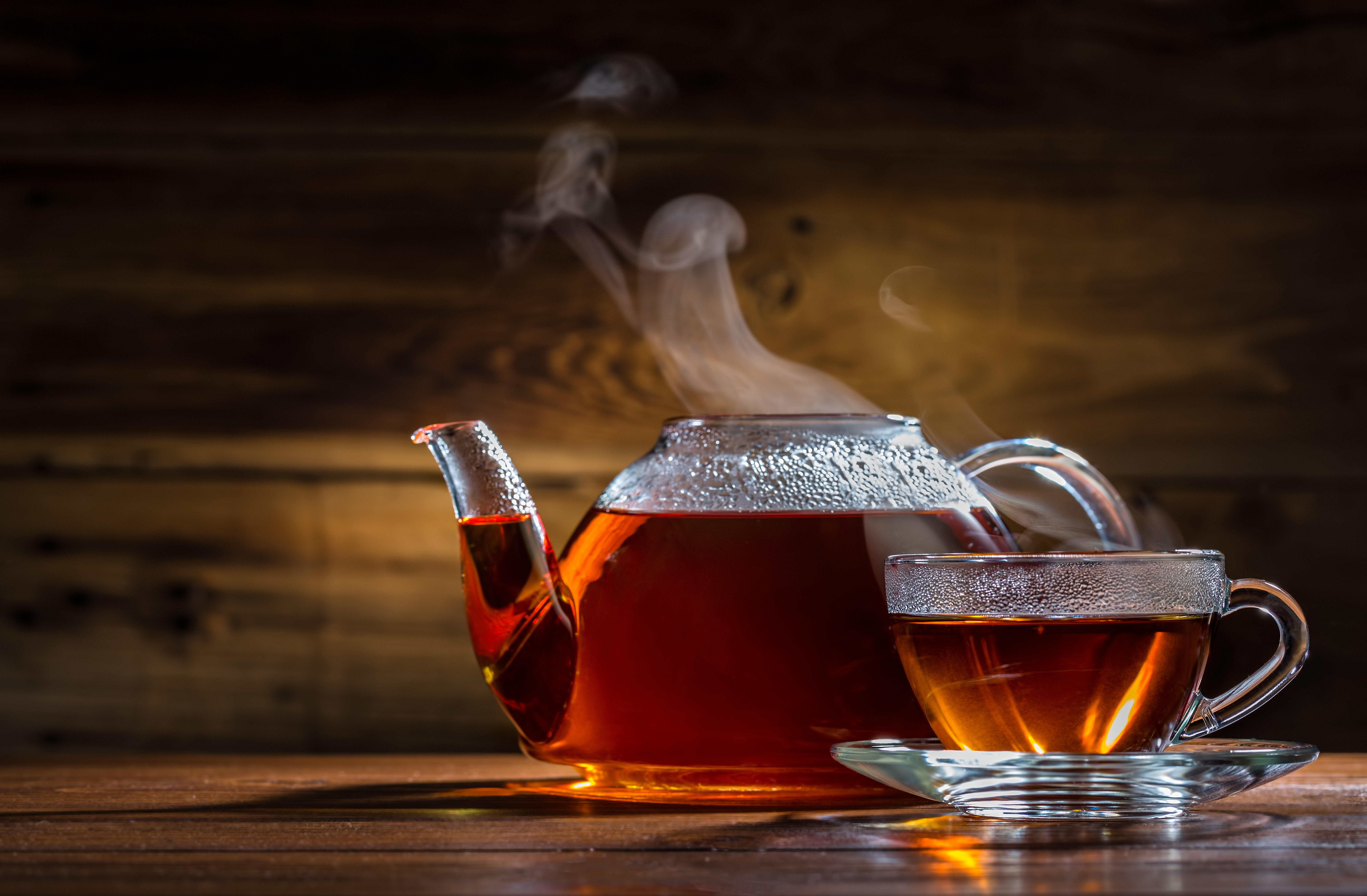 Черный чай в заварнике. Чай в чайнике. Горячий чай. Чайник с чаем. Чашка чая.