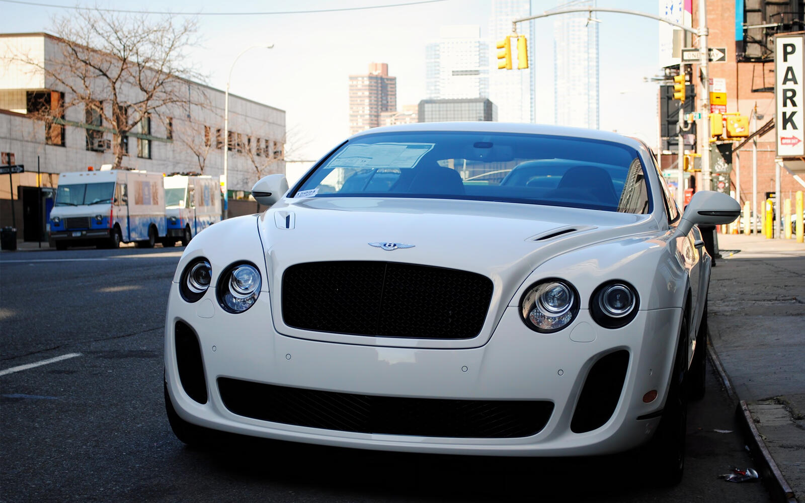 Wallpapers bentley continental white on the desktop