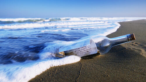 Бутылка с посланием на берегу моря