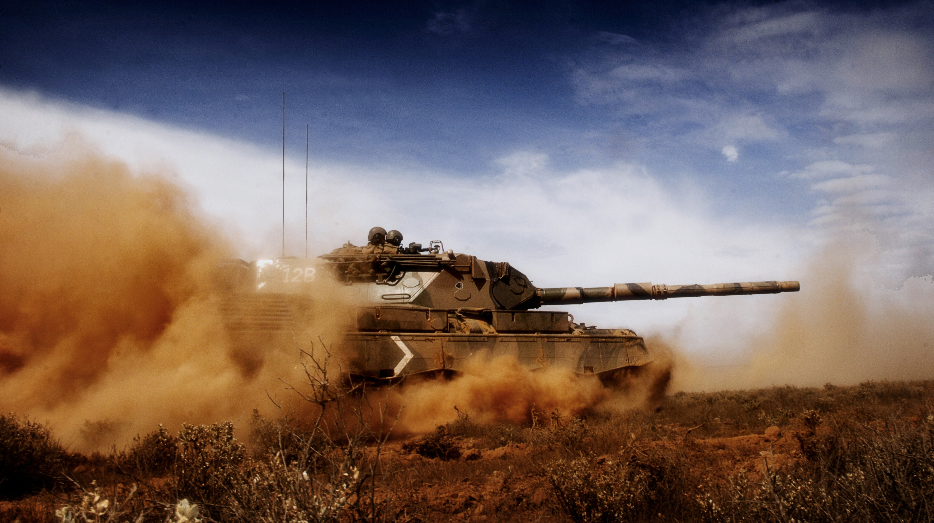Бесплатное фото Американский танк едет по песку
