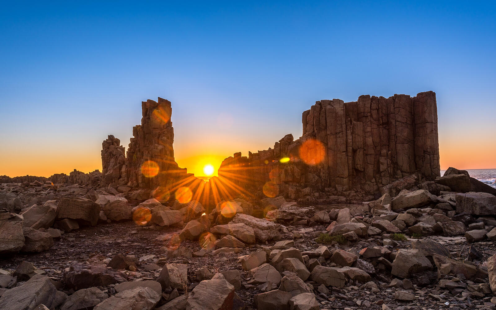 桌面上的壁纸邦宝高原的日出 澳大利亚 巨石岩