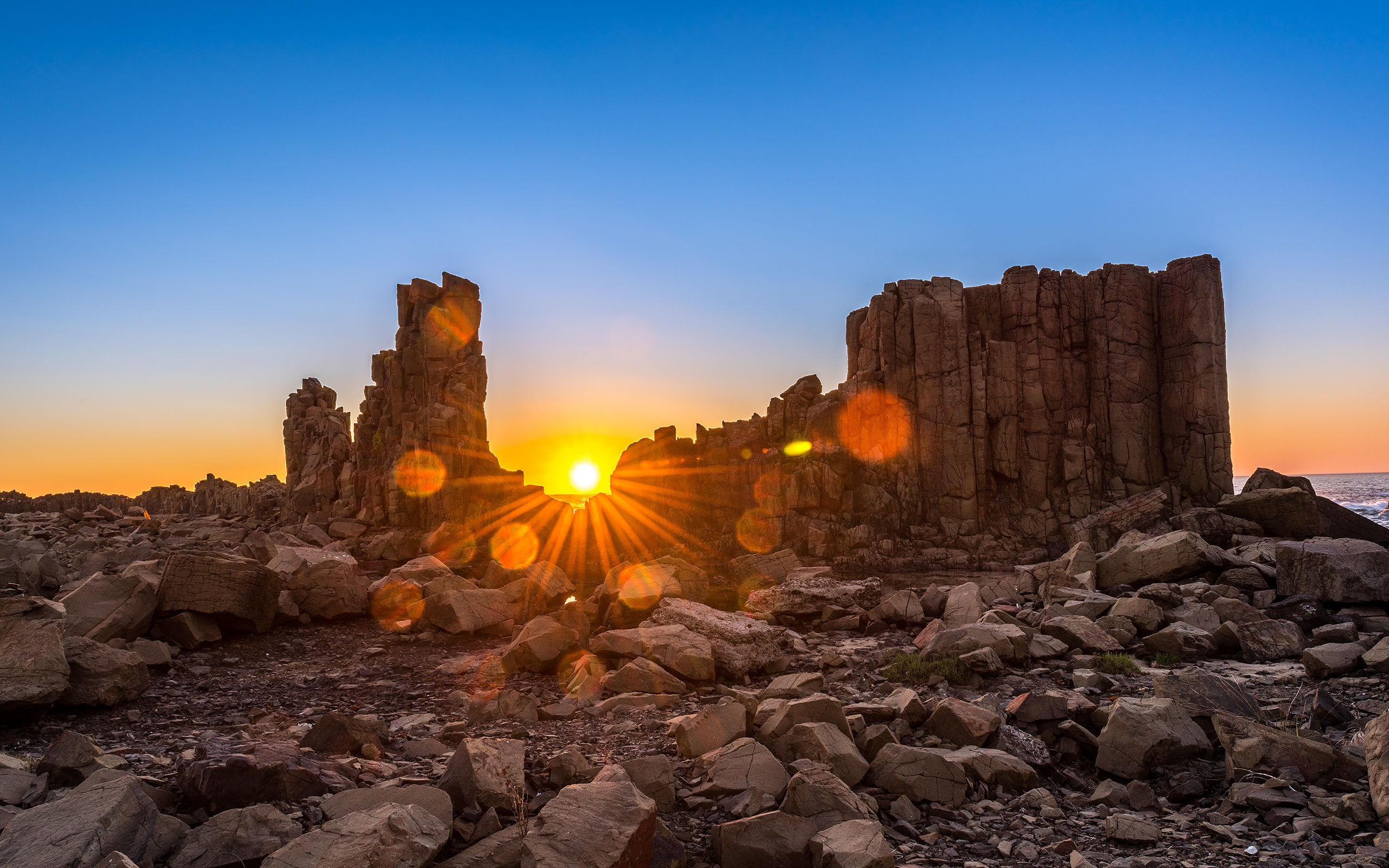 Wallpapers sunrise over bombo-heldend australia megalithic rocks on the desktop
