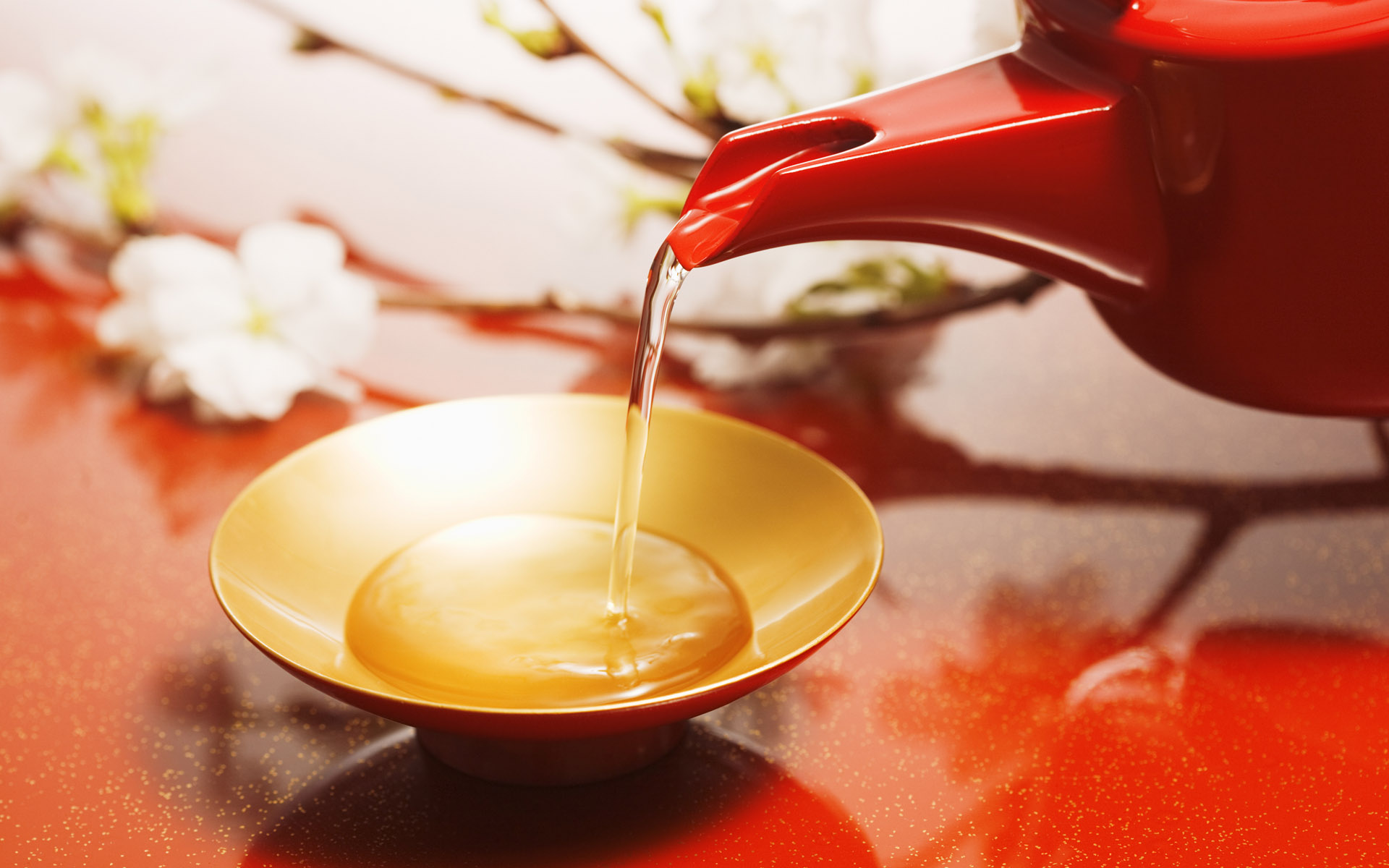 Бесплатное фото Чай льется из чайника в золотое блюдце