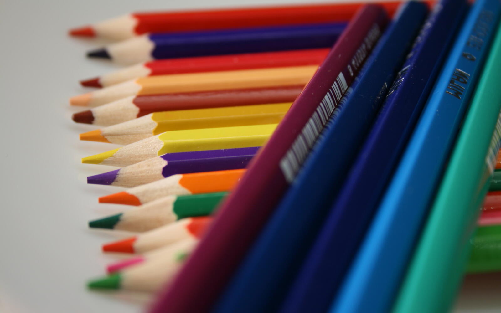 Wallpapers pencils colored multicolored on the desktop