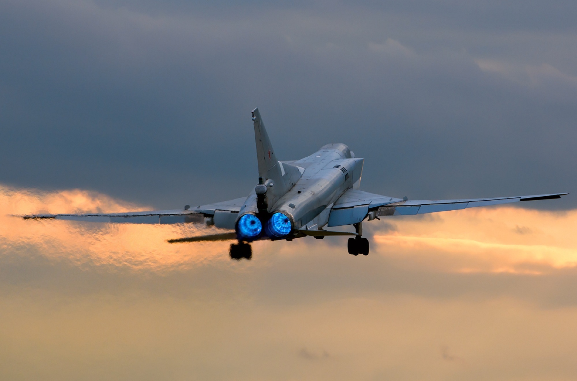 Бесплатное фото Ту-22m-3 взлетает в закат