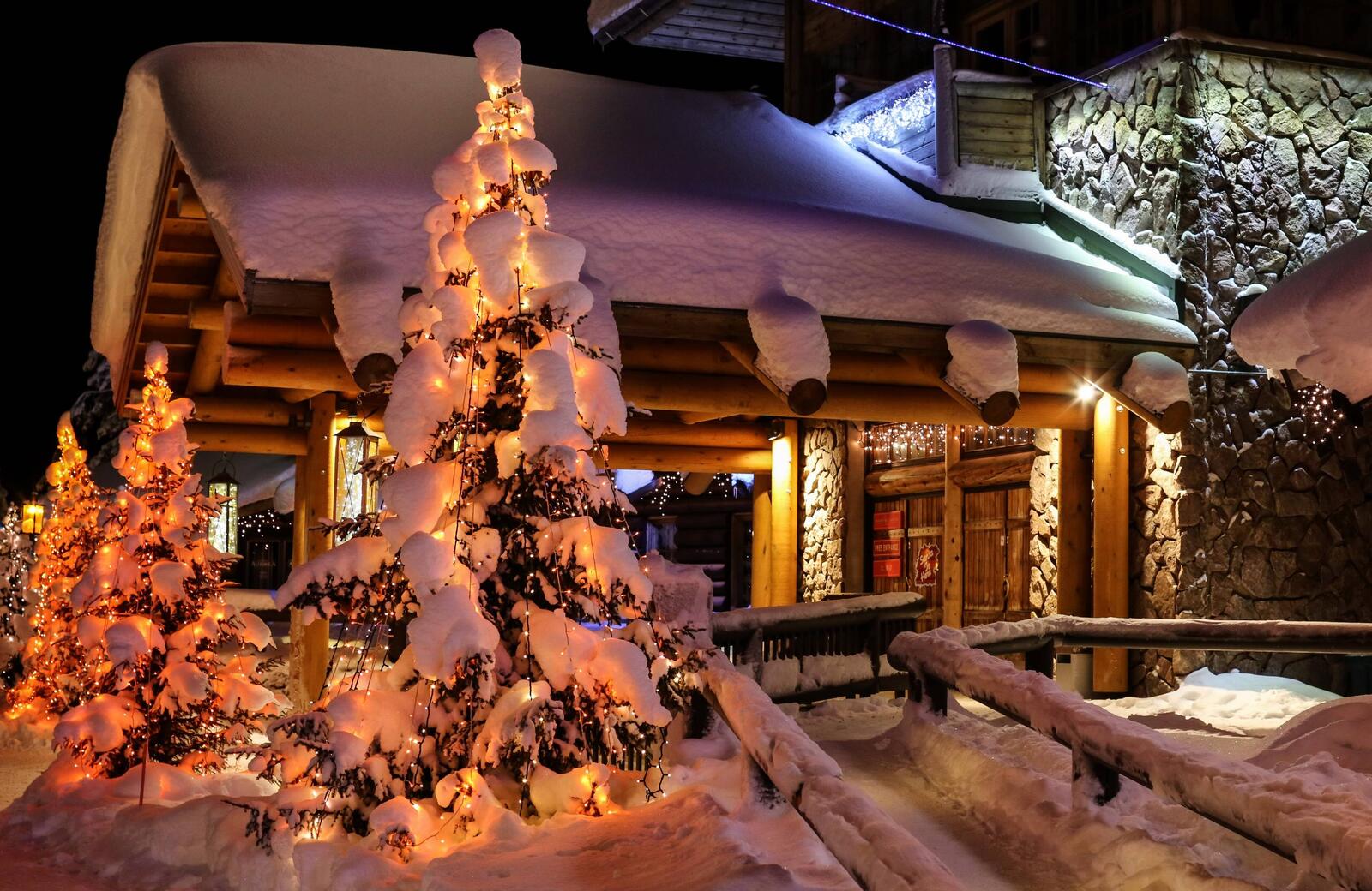 桌面上的壁纸乡村别墅 圣诞树 雪堆