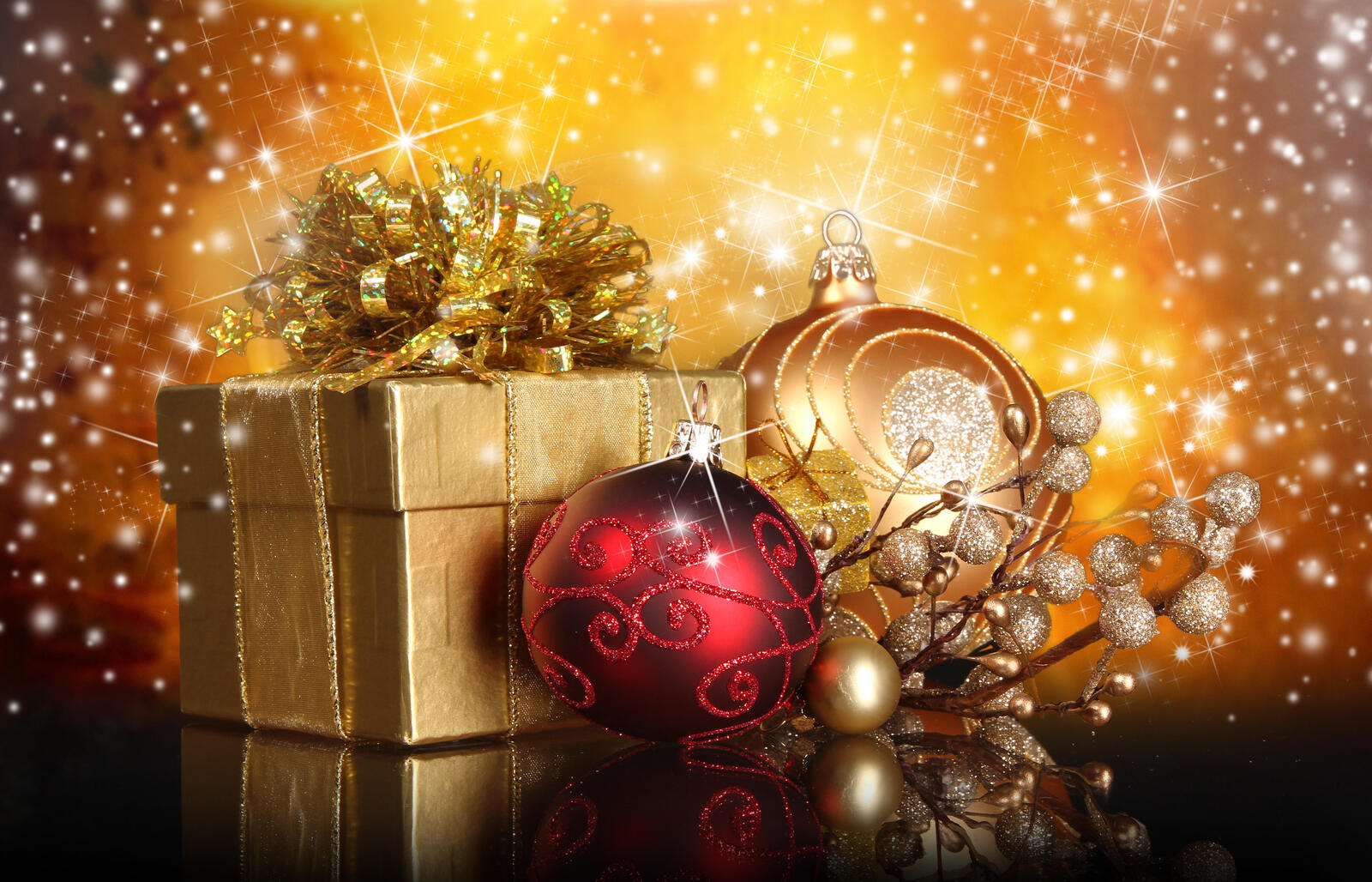 Wallpapers gifts Christmas decorations New Year s style on the desktop