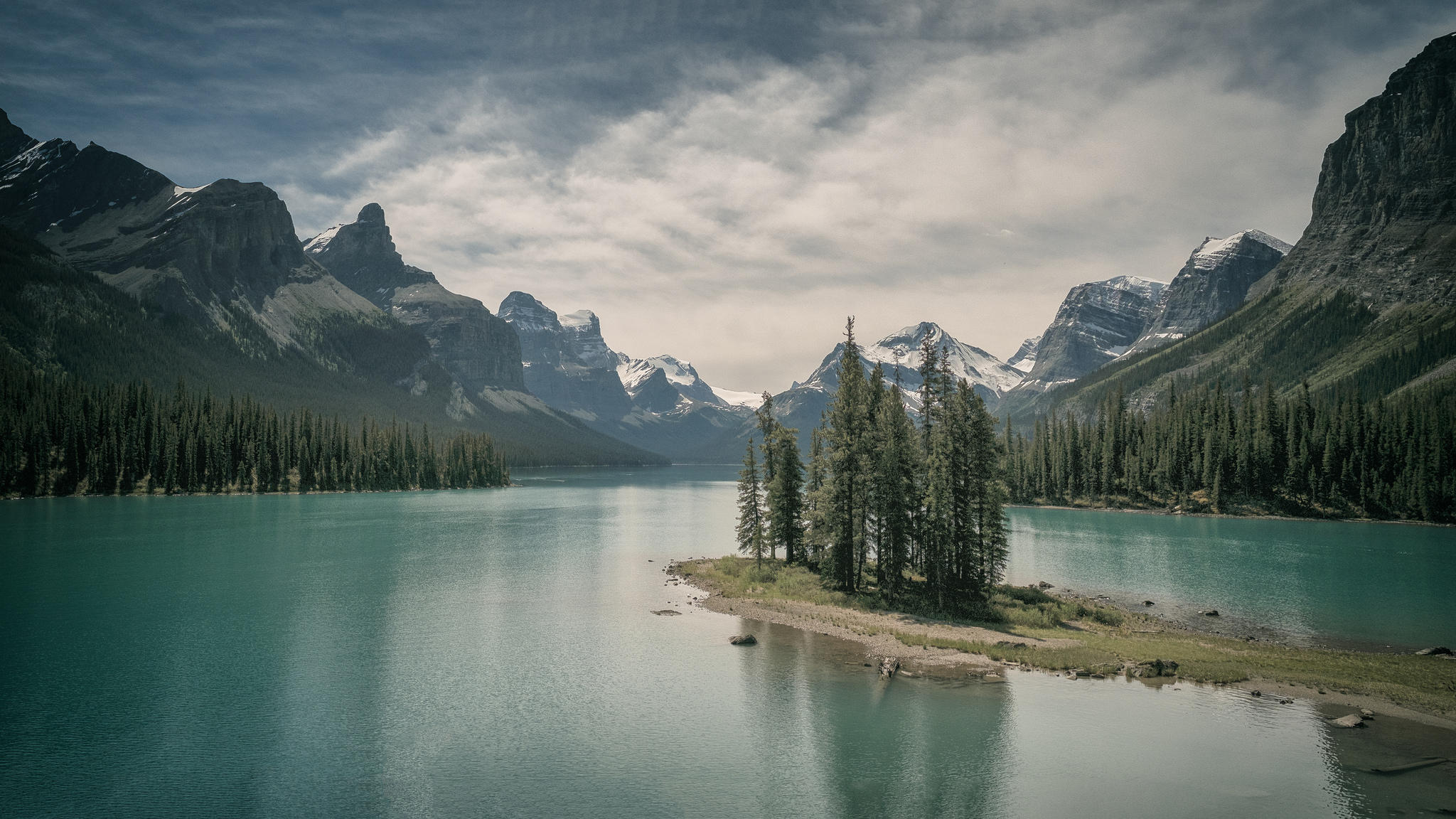 Wallpapers Jasper national park Alberta Canada Maligne Lake lake on the desktop