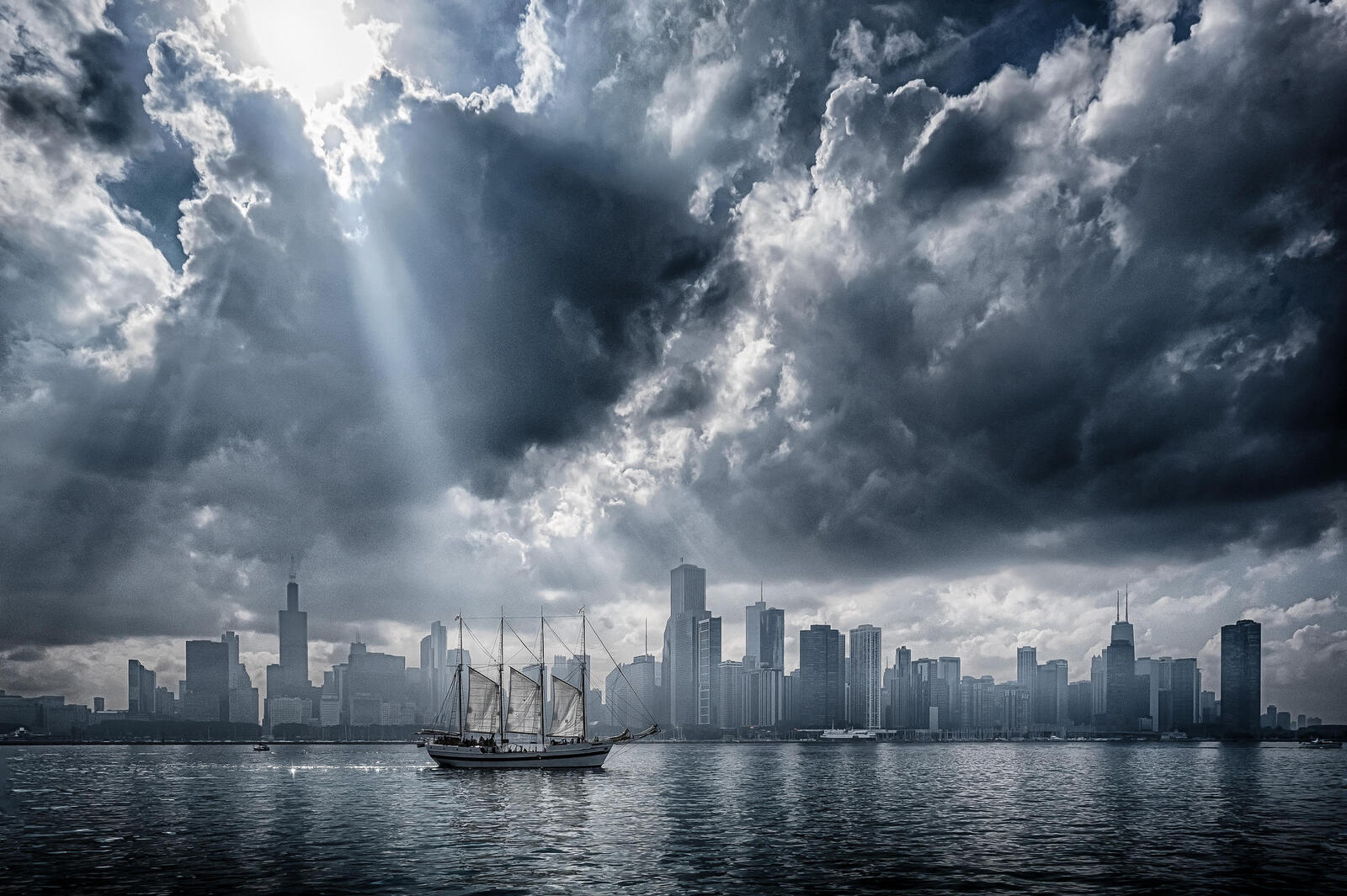 Бесплатное фото Корабль с белыми парусами идет по морю в Чикаго