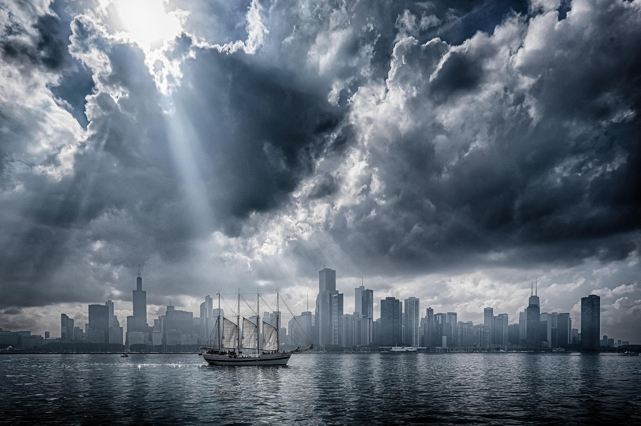 免费照片一艘扬着白帆的船在海上驶向芝加哥