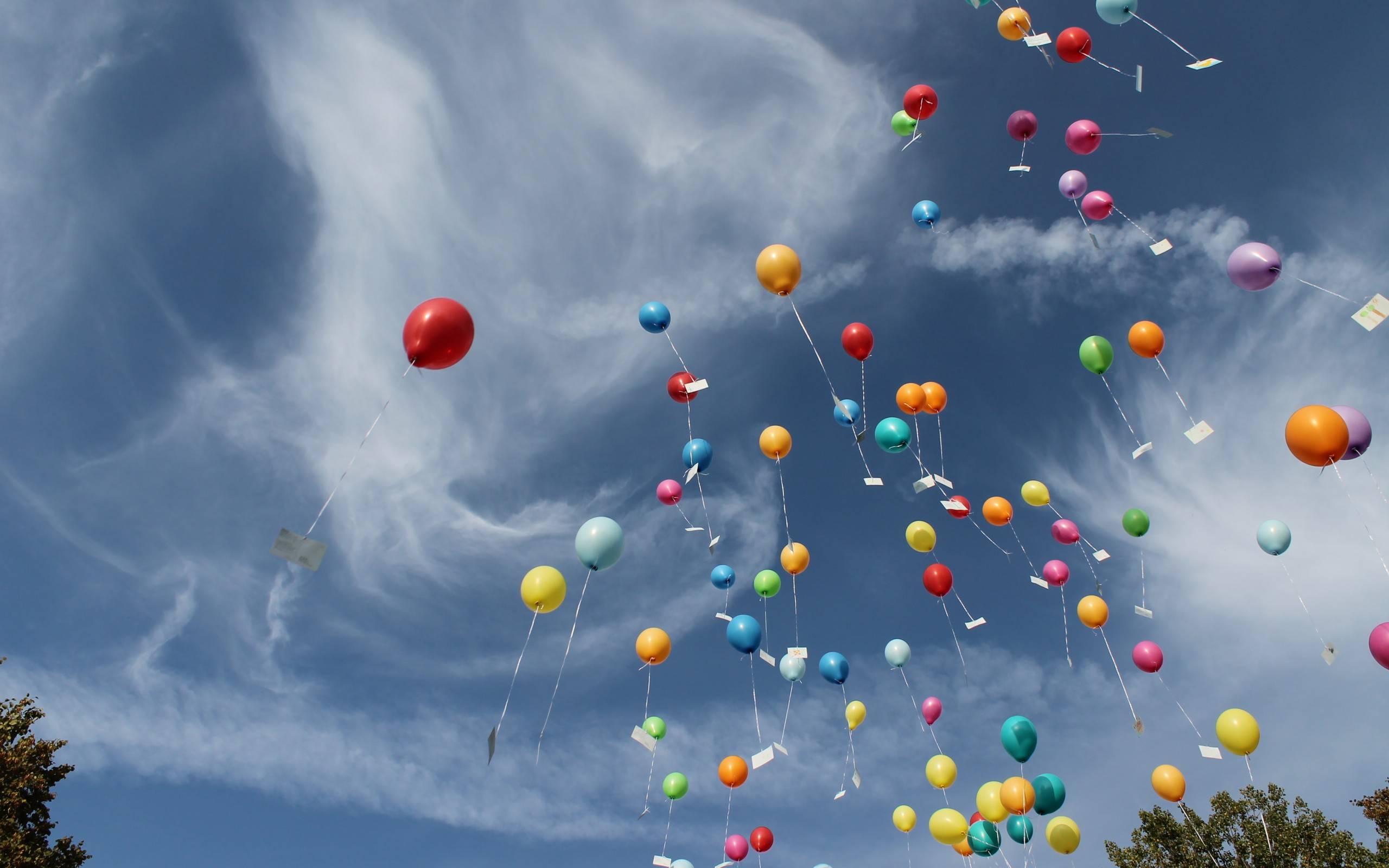 Шары запускать воздух. Воздушные шары в небе. Шарики в небе. Воздушный шарик. Шары в воздухе.