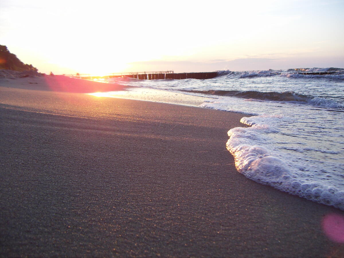 Пенистые волны на песчаном плаже