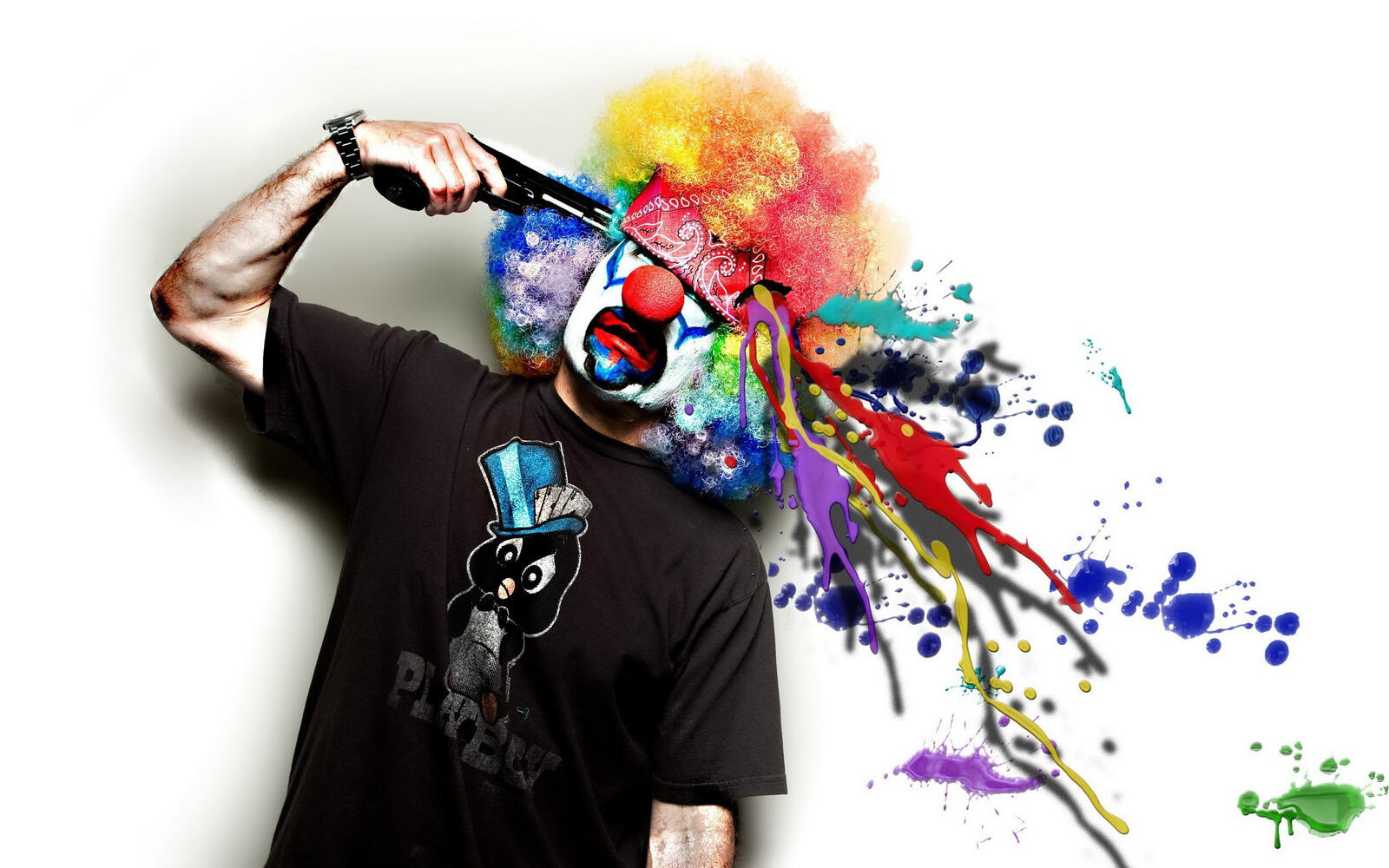 Бесплатное фото Парень с маской клоуна стреляет в голову из пистолета