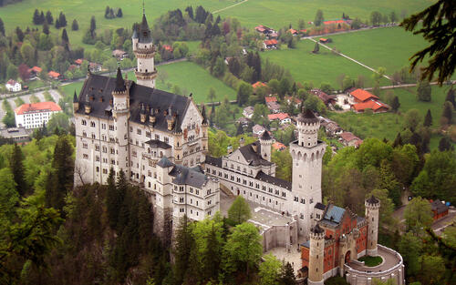 Замок в Баварии на холме