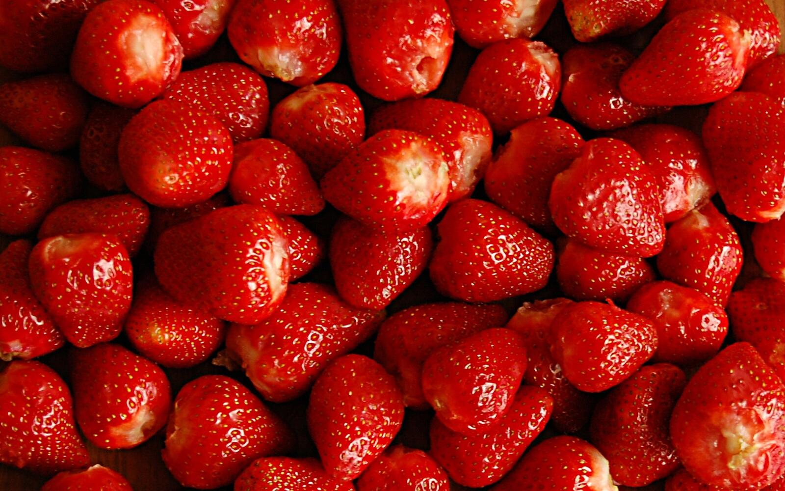 桌面上的壁纸莓果 草莓 很多