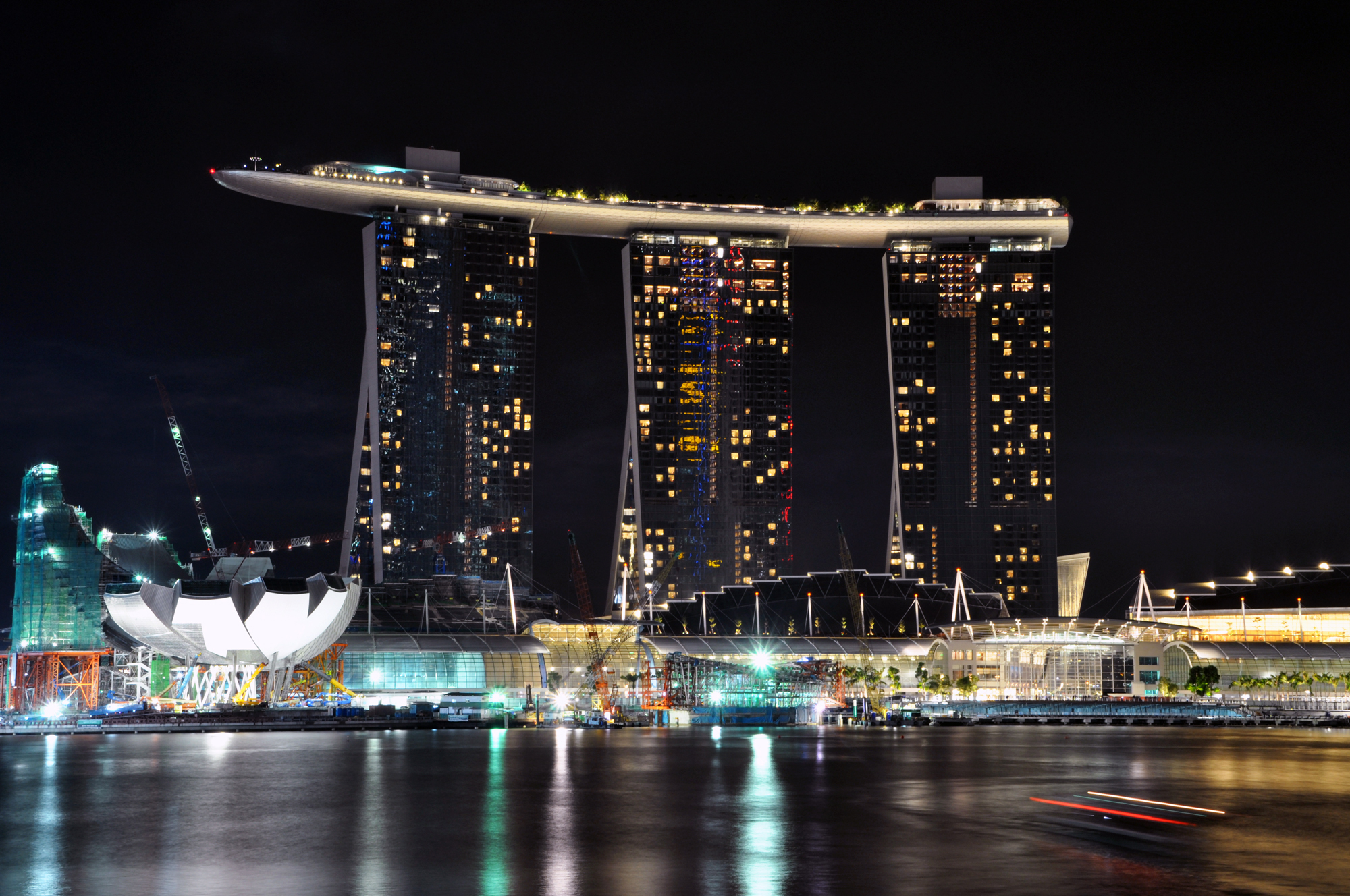 Обои сингапур три небоскреба соединены вместе отель на рабочий стол