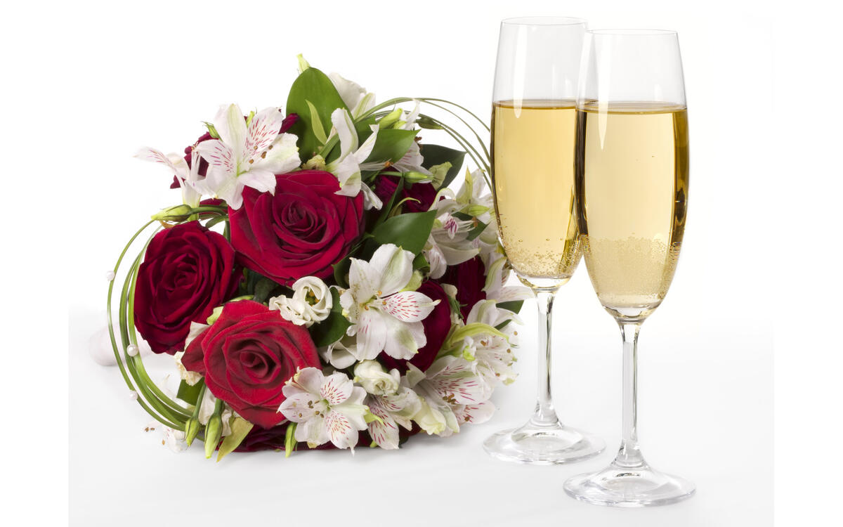 Two champagne glasses and a bouquet of flowers