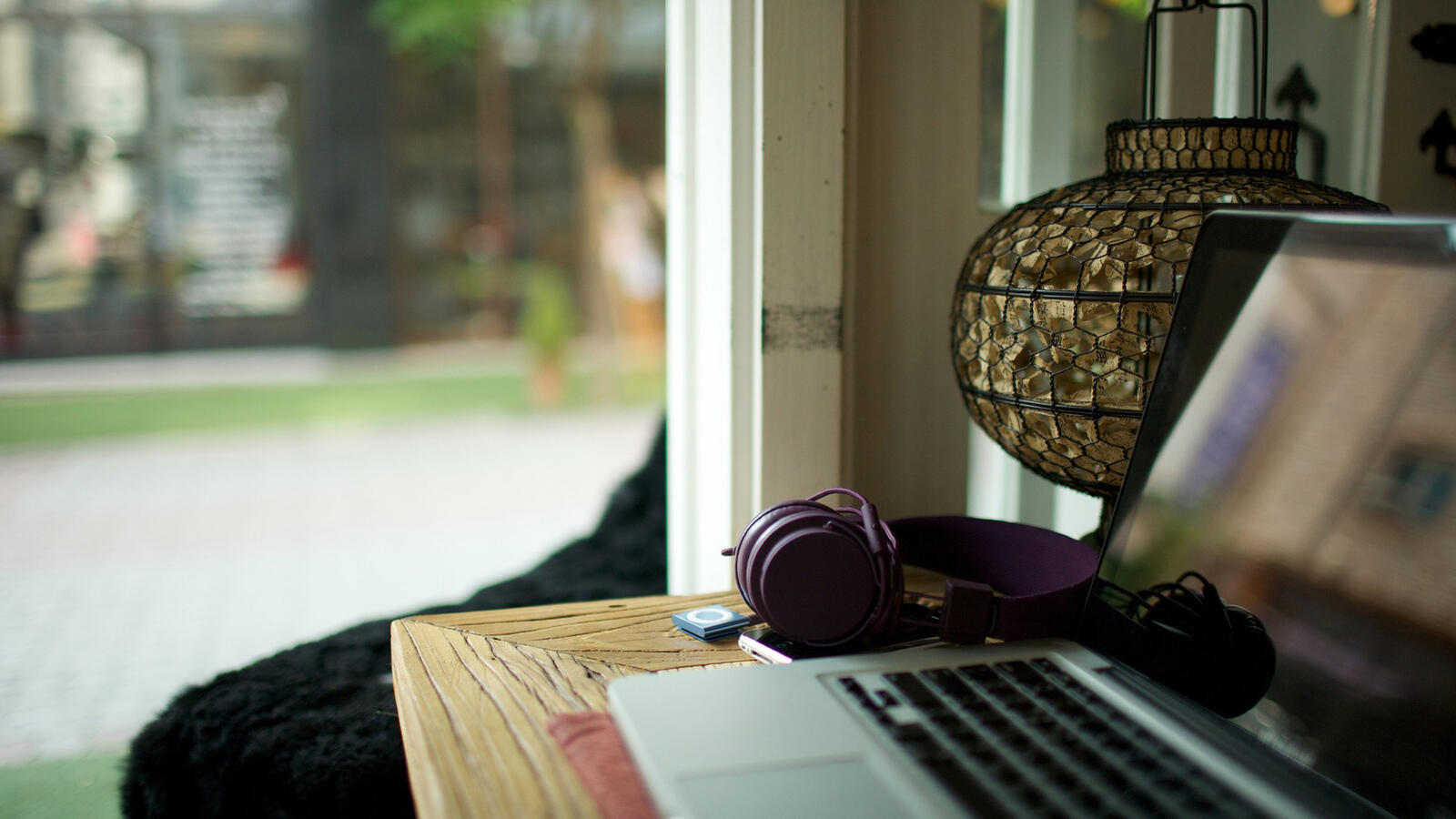 Wallpapers headphones laptop table on the desktop