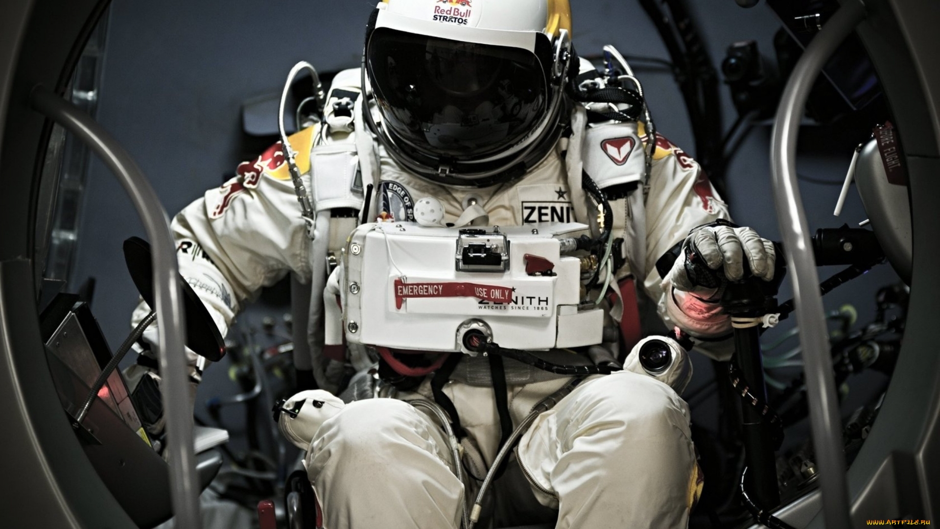 Обои космонавт скафандр сидит на рабочий стол
