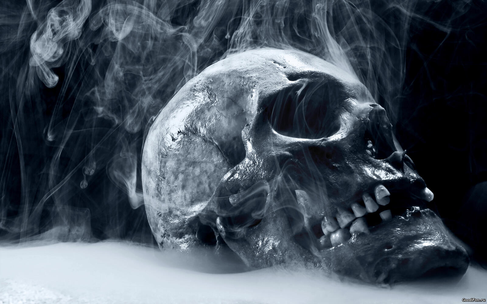 Wallpapers skull human smoke on the desktop