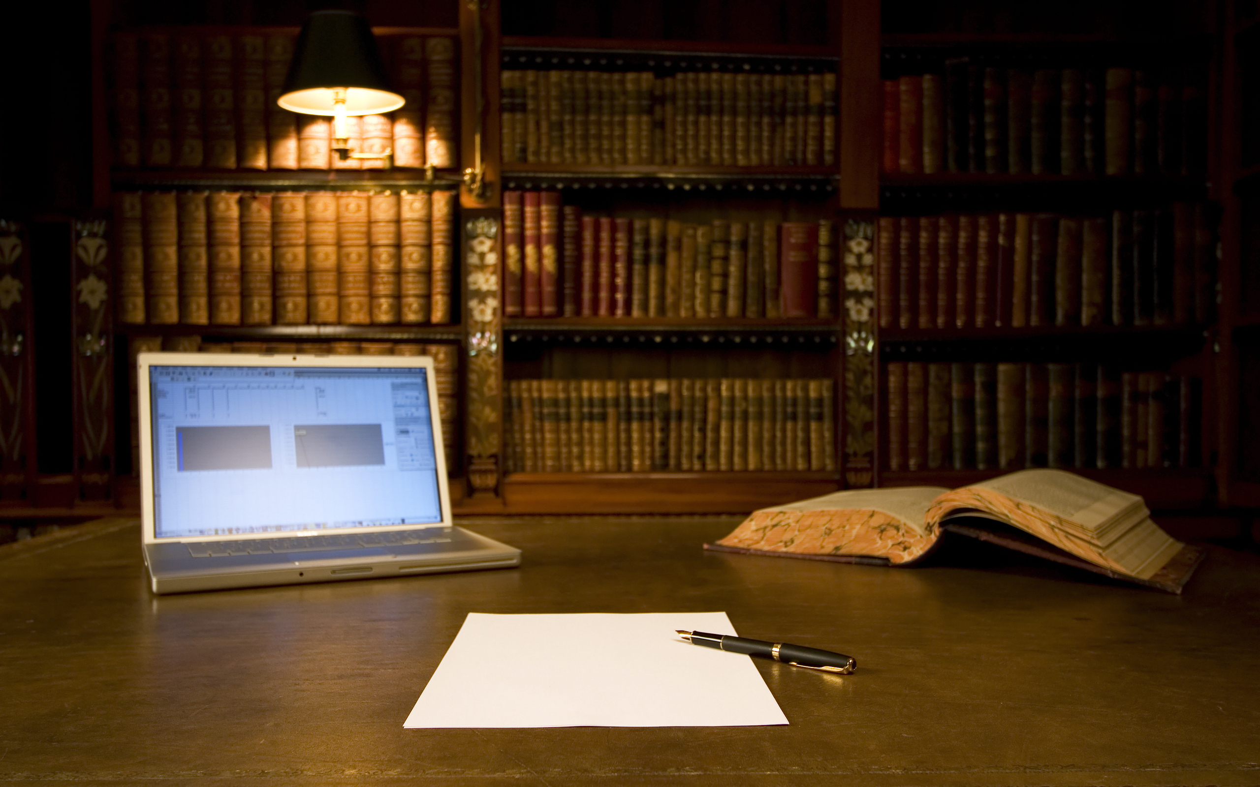Фото фон книги. Письменный стол писателя. Библиотека фон. Компьютеры в библиотеке. Обои на рабочий стол книги.