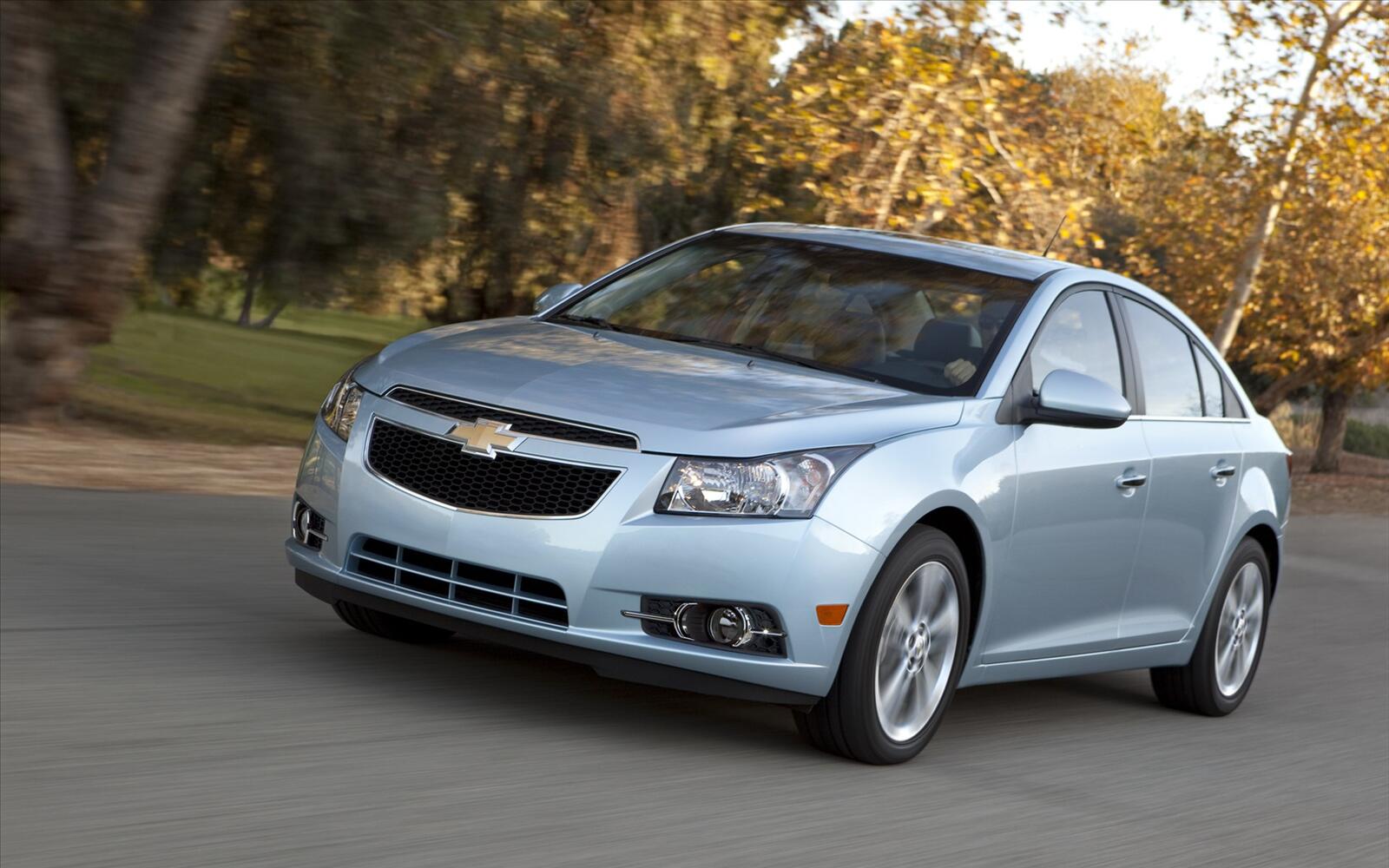 Free photo Blue chevrolet cruze in motion