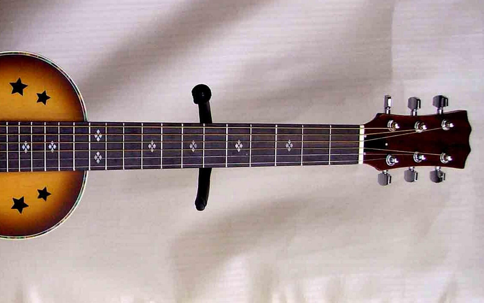 Wallpapers guitar strings pegs on the desktop