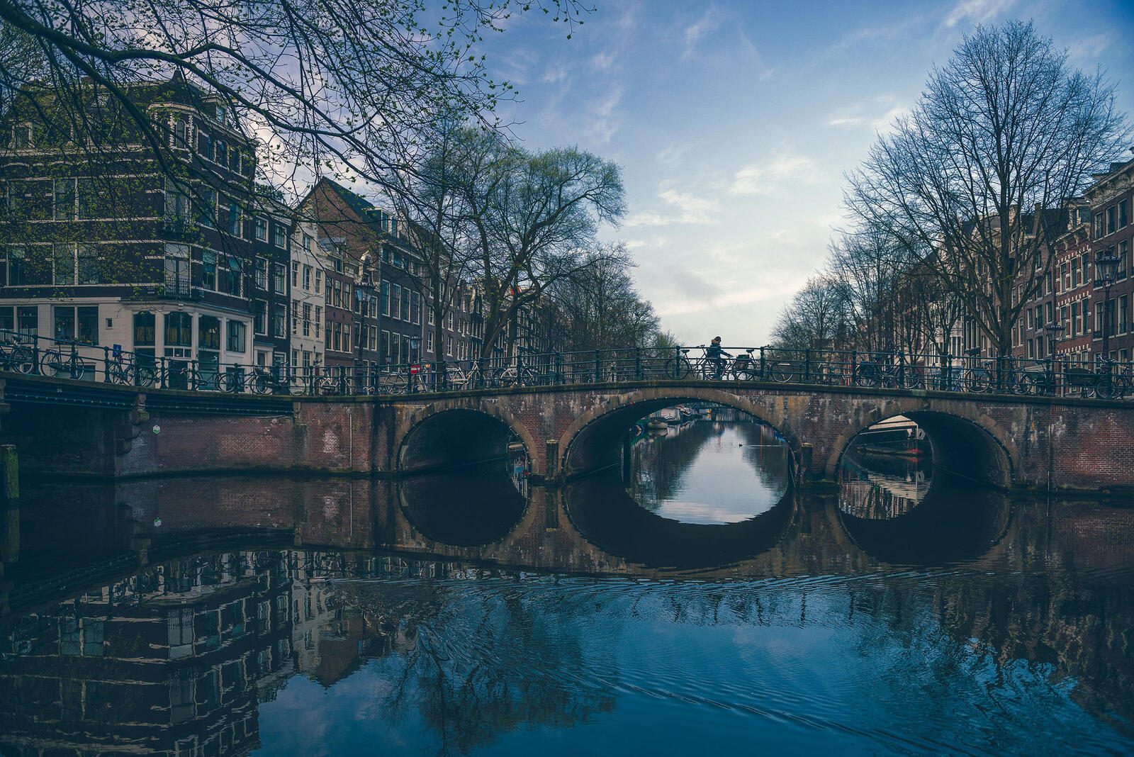 Обои город Амстердам река на рабочий стол