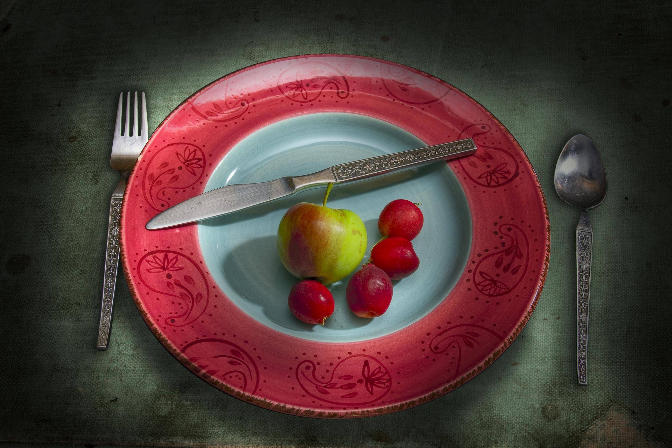 Обои натюрморт тарелка яблоко на рабочий стол