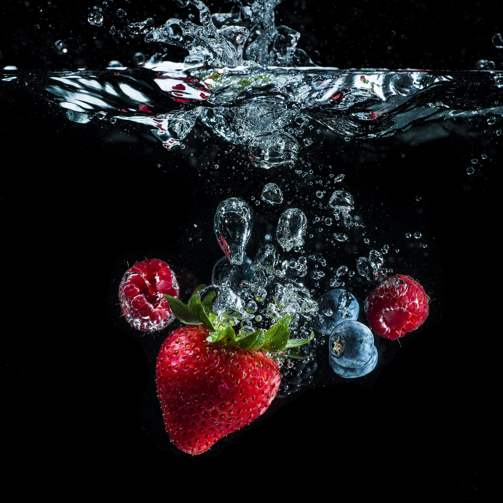 Wallpapers raspberries strawberries water on the desktop