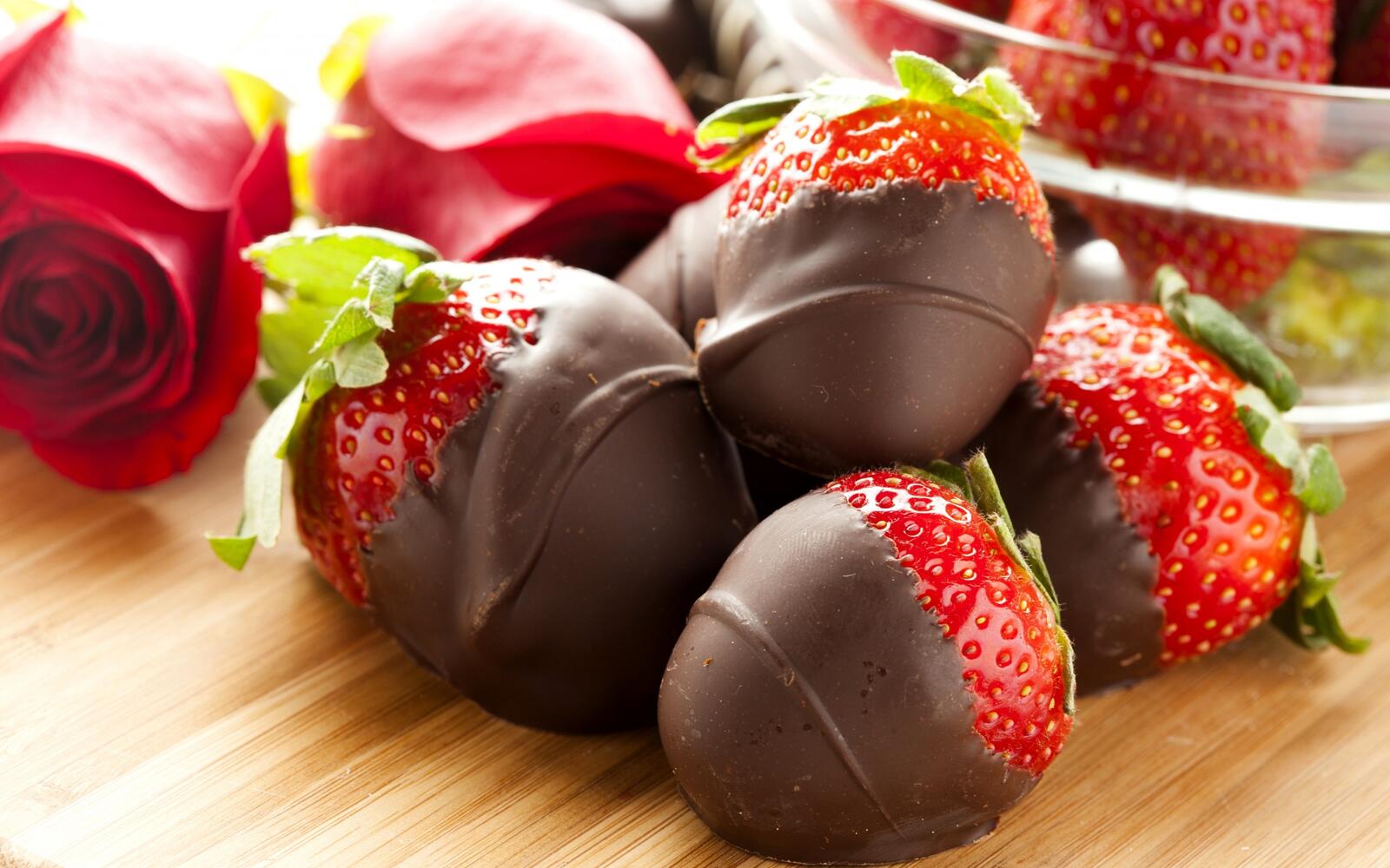 桌面上的壁纸草莓 甜点 巧克力