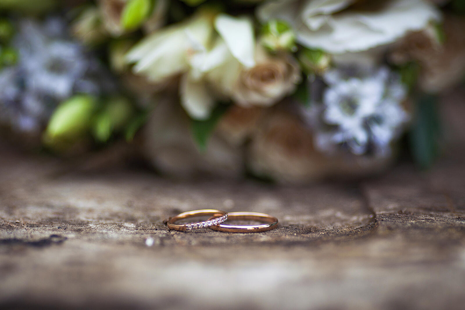 Обои кольца свадьба золото на рабочий стол